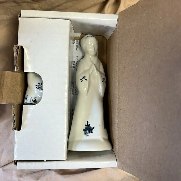 Blue Willow Salt and Pepper Shakers - Picture 7 of 9